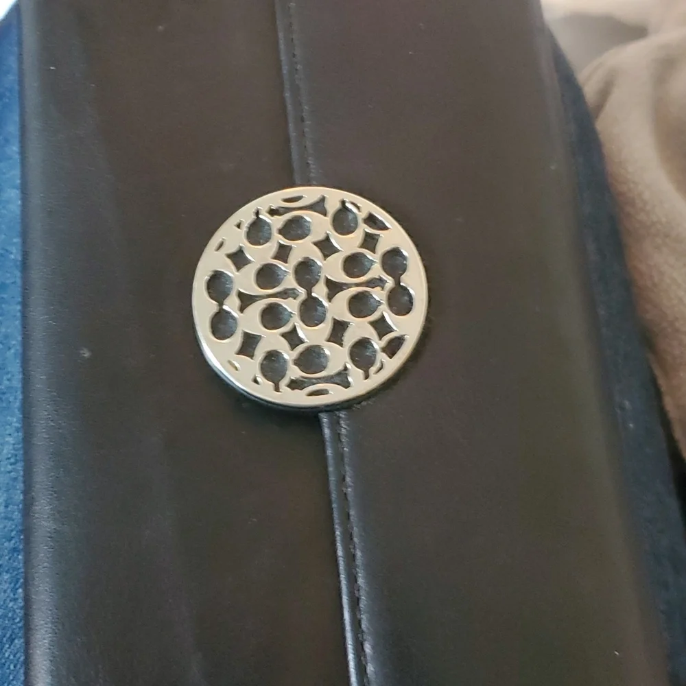 Coach wallet with Silver clasp - Picture 2 of 7